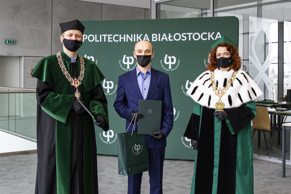 od lewej Prorektor ds Nauki dr hab. inz. Marek Krętowski, prof. PB, najlepszy Doktorant AEiE mgrinż. Jacek Stankiewicz, JM Rektor Marta Kosior Kazberuk, prof. PB