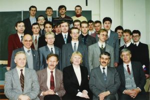 Absolwenci elektroniki i telekomunikacji w 1996 roku.