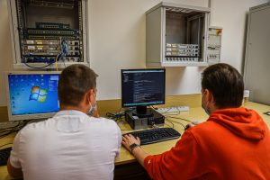 Praca w laboratorium przy komputerze.