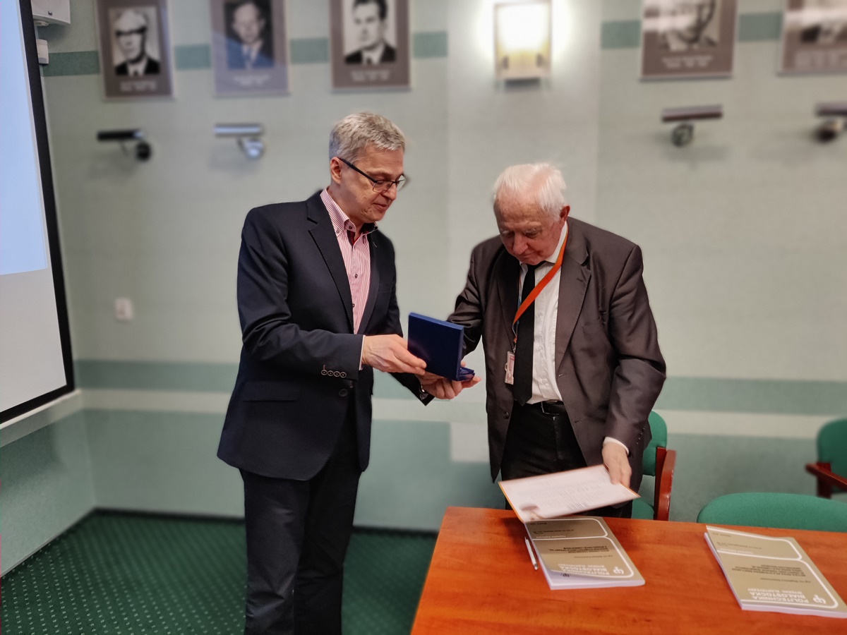 Dziekan WE wręcza nagrodę prof. Tadeuszowi Kaczorkowi.