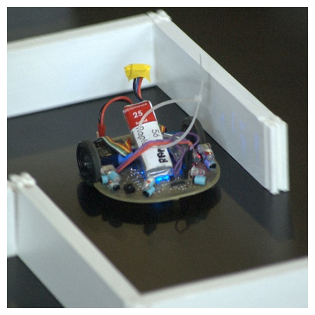 Mały robot samobieżny w labiryncie.