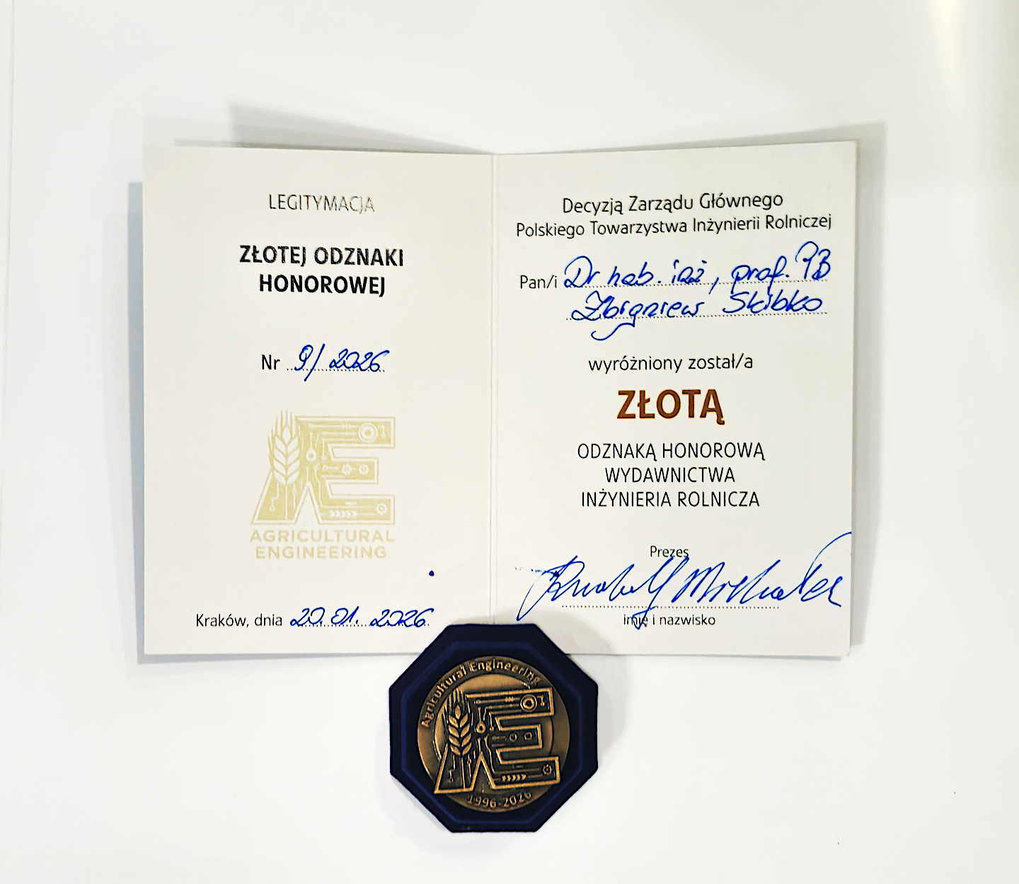 Odznaka honorowa i legitymacja.