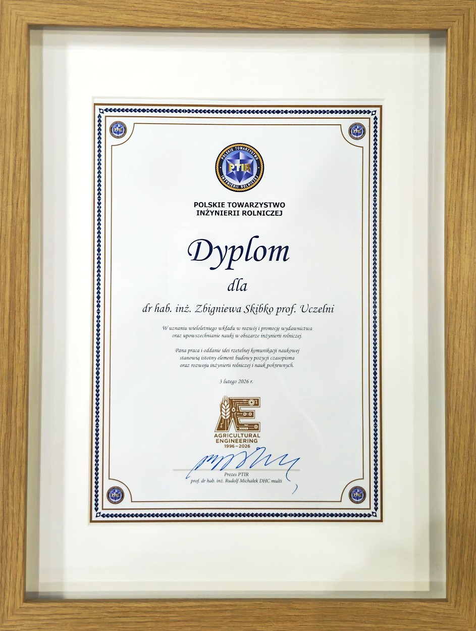 Dyplom odznaki honorowej w drewnianej ramce.