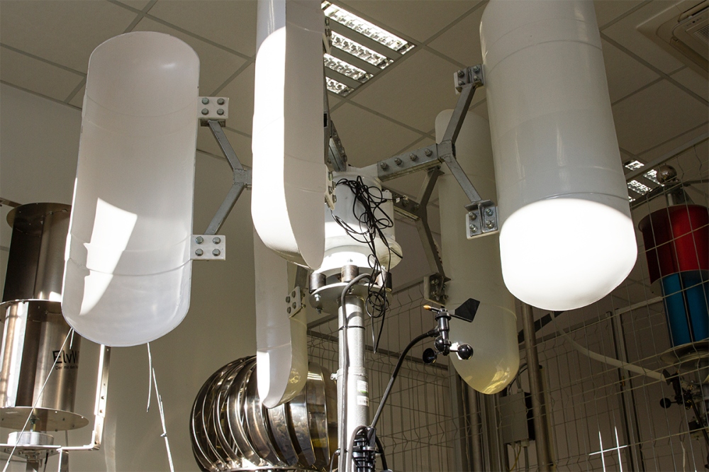 LABORATORIUM_OZE_AZE_GABRIELA_KOSCIUK_ELEKTROWINA_WIATROWA_O_PIONOWEJ_OSI_OBROTU