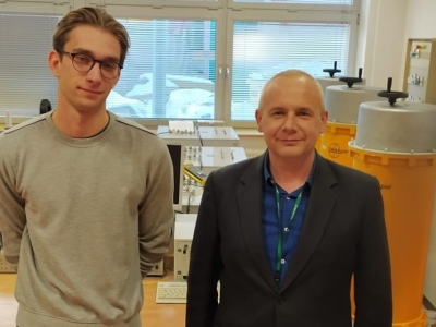 dr-inz.-Zbigniew-Skibko-z-Wydzialu-Elektrycznego-Politechniki-Bialostockiej-od-prawej-oraz-student-ekoenergetyki-–-Przemyslaw-Szotko_fot.-Jedrzej-Pogorzelski
